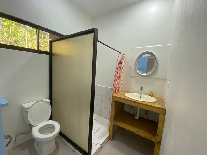 Bathroom 4, Manta Ray Lodge, Santa Cruz