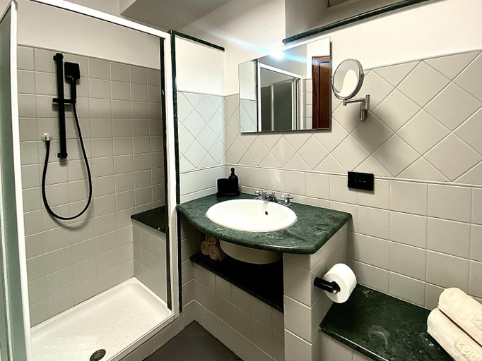 Bathroom 2, Casa Siculi, Messina