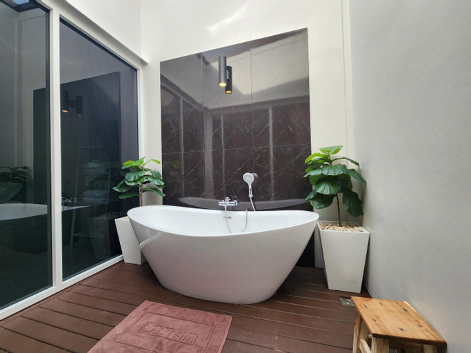 Bathroom 15