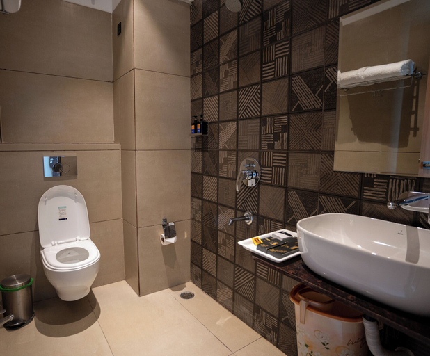 Bathroom 5, Pravasa Stay Near Luv Kush Square, Indore