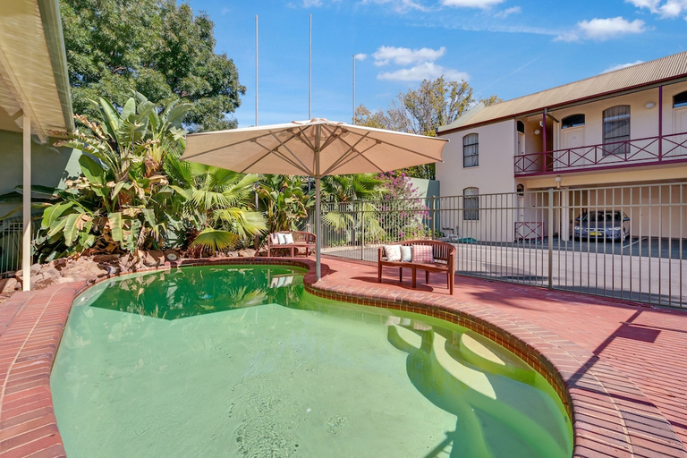Sport & Beauty, Prince of Wales Motor Inn, Wagga Wagga - Pt A