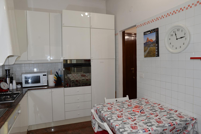 Others 3, Single room in cozy and comfortable apartment, Roma