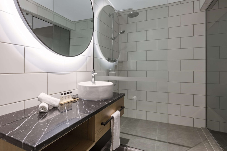 Bathroom 3, Oaks Wellington Hotel, Wellington