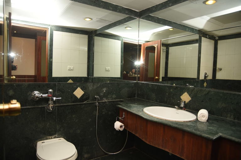 Bathroom 3, Maurya Hotel, Bangalore