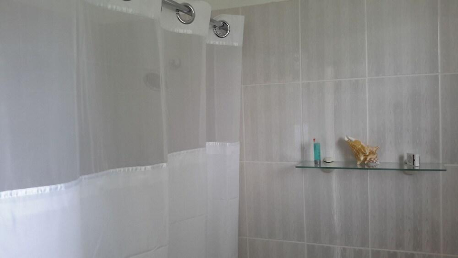 Bathroom 4, Hibiscus Lodge Hotel