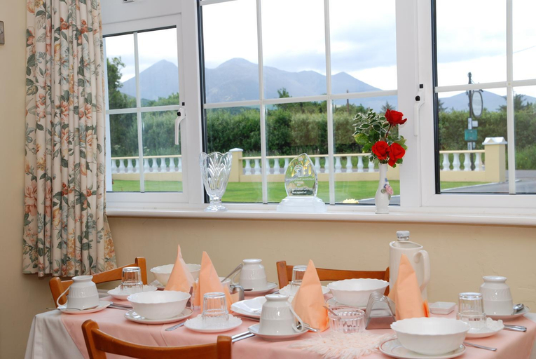 Food & Drinks, Wayside B&B V93XK6C