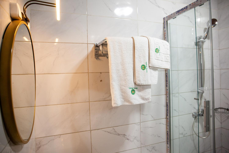 Bathroom 2, Hotel Mickel, Wouri