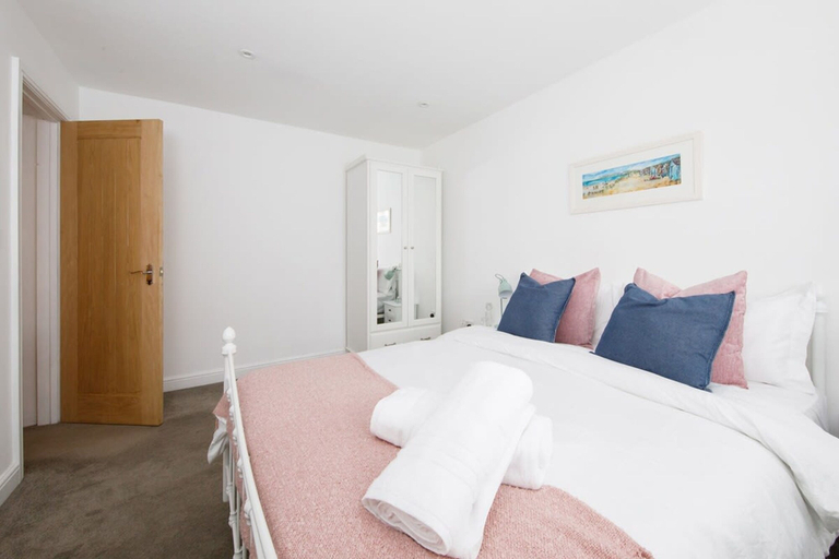 Bedroom 2, Idyllic Countryside Annexe Near West Wittering Beach, West Sussex