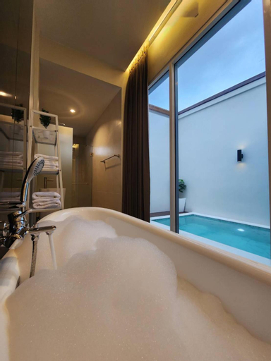 Bathroom 16