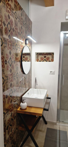 Bathroom 3, 2 Sicilie Rooms and Suite in Centro, Palermo