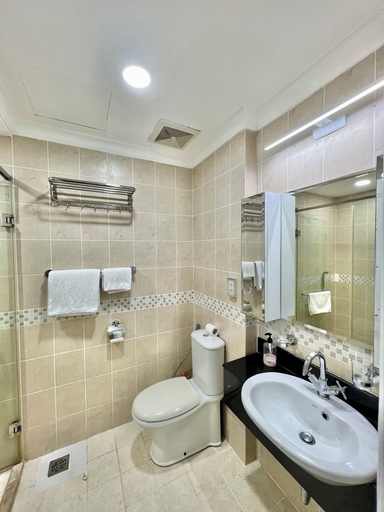 Bathroom 4, Diny ApartHotel - Rooftop Pool - The Manor 2, Bình Thạnh