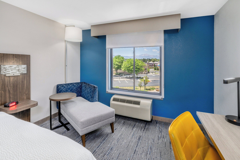 Bedroom 2, Holiday Inn Express & Suites COLORADO SPRINGS-FIRST & MAIN by IHG, El Paso
