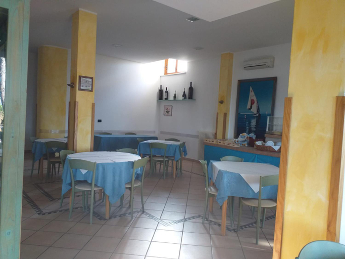 Food & Drinks 2, Quadruple room 5 minutes from the sea, Teramo