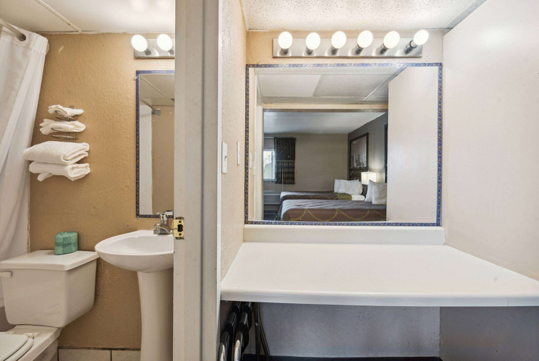 Bathroom 4, Super 8 by Wyndham Millbury/Toledo, Wood