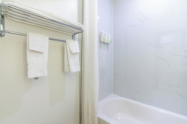 Bathroom 4, Ramada by Wyndham Kingston, Frontenac
