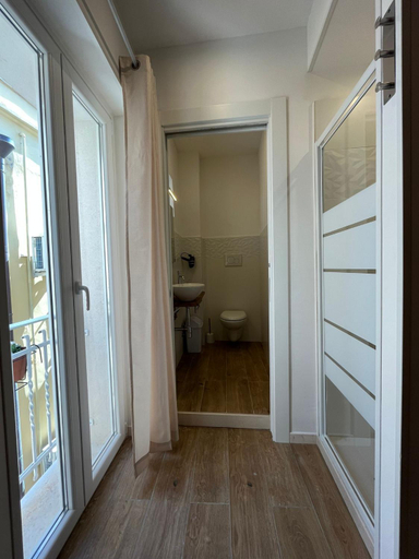 Others 5, Aura b&b, Bari