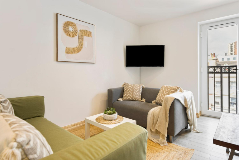 Food & Drinks, Spacious, newly renovated, three bedroom TOWN CENTRE duplex apartment with free parking, sleeps seve, Bournemouth