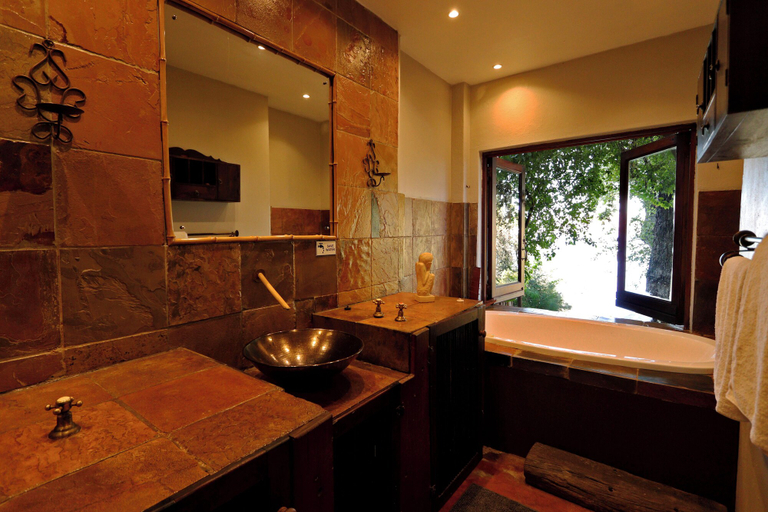 Bathroom 4, Bali at Scenic Haven Lodge, Bojanala