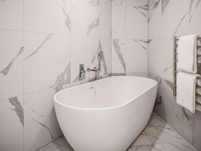 Bathroom 10