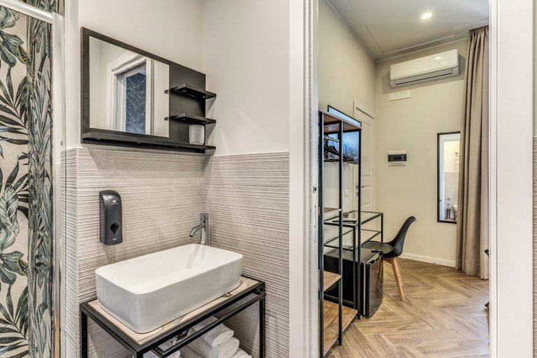 Bathroom 5, Gravina8, Napoli