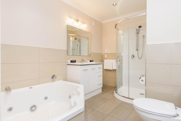 Bathroom 3, Kauri Court Motel, Palmerston North