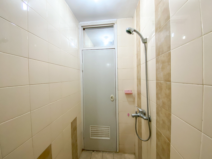 Bathroom 3, Modern Heights 2BR at The Edge Bandung Apartment By Travelio, Cimahi