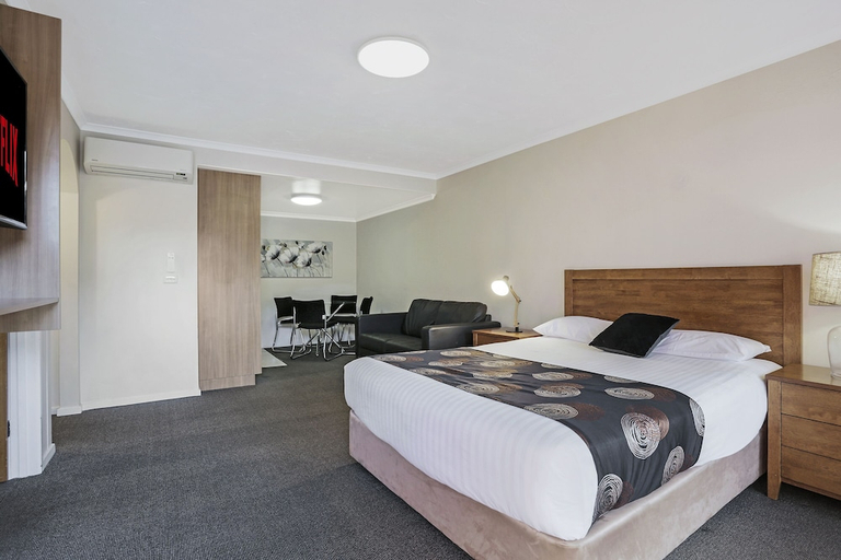 Bedroom 2, Tudor Motor Inn, Warrnambool