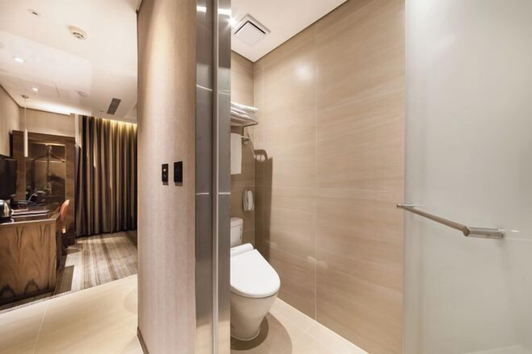 Bathroom 5, Green World Taipei Station, Taipei City
