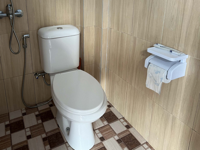Bathroom 3, AN Homestay Syariah Mitra RedDoorz Wonosobo, Wonosobo