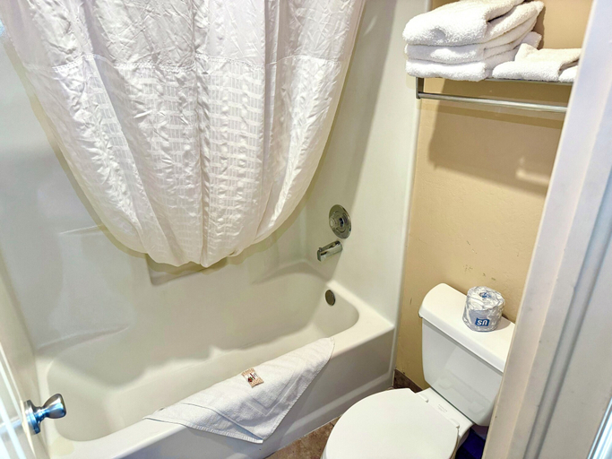 Bathroom 4, Claridge Inn, Washington