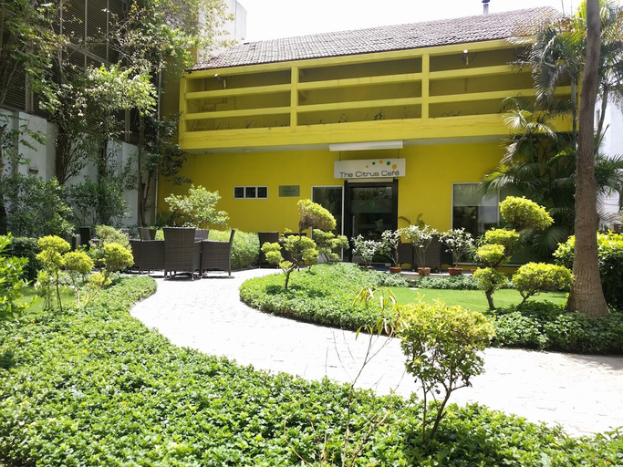 Exterior & Views