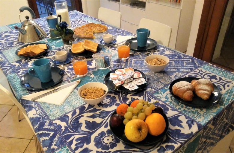 Food & Drinks, B&B accogliente a due passi dal metro di Milano - Casa Adriana, Milano
