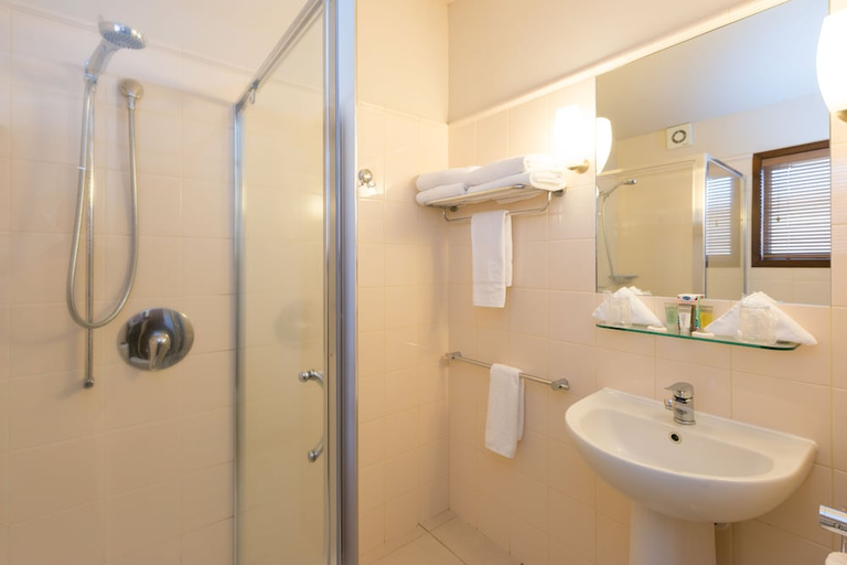 Bathroom 5, Oasis Beach Motel, Taupo