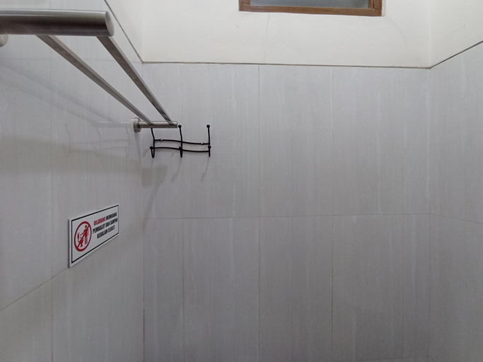 Bathroom 3, RedDoorz @ Syariah House Purwokerto, Banyumas