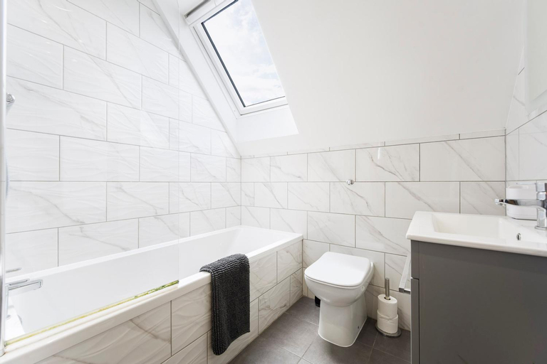 Bedroom, Spacious, newly renovated, three bedroom TOWN CENTRE duplex apartment with free parking, sleeps seve, Bournemouth