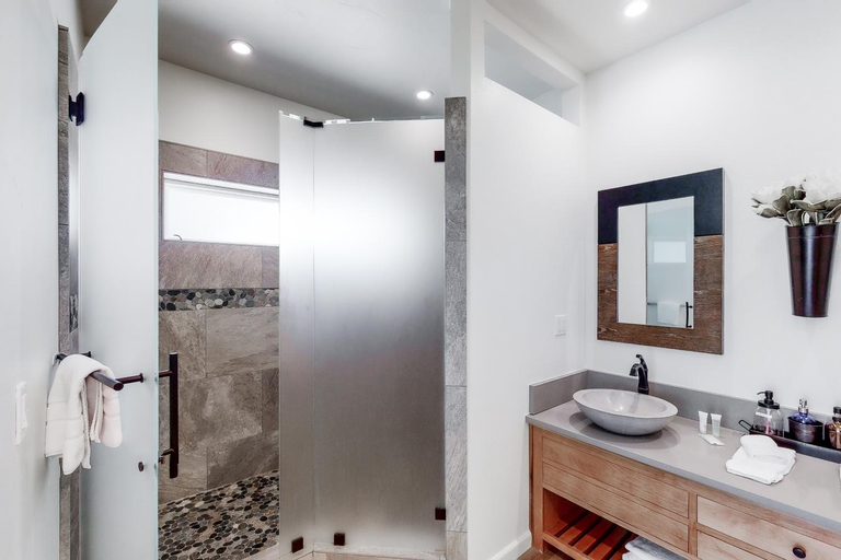 Bathroom 3, Yosemite Sandy River Retreat, Madera