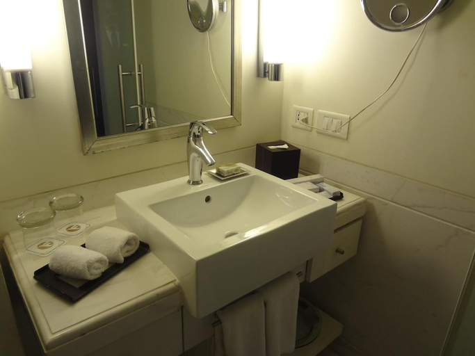 Bathroom 4, Fortune Park Ahmedabad, Ahmadabad