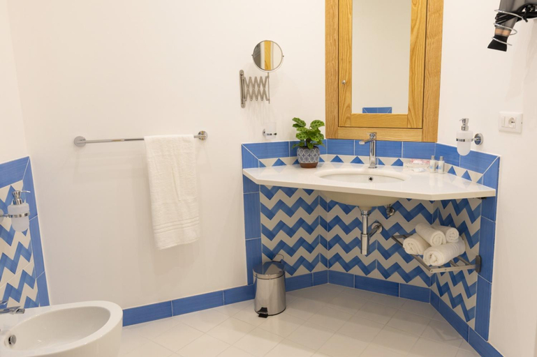 Bathroom 2, Casa Borgo Sant'Angelo, Napoli