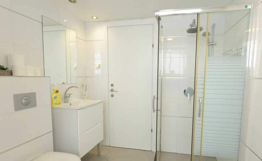 Bathroom, Modern 2BR APT Golf Residence
