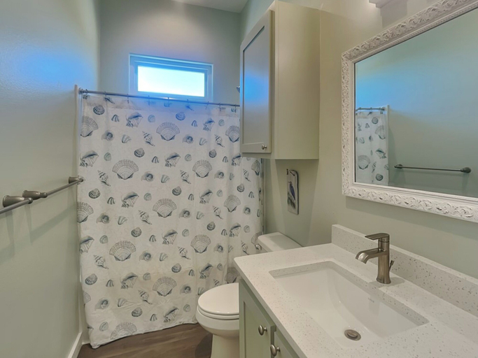 Bathroom 4, Fun and Sun at 21, Nueces