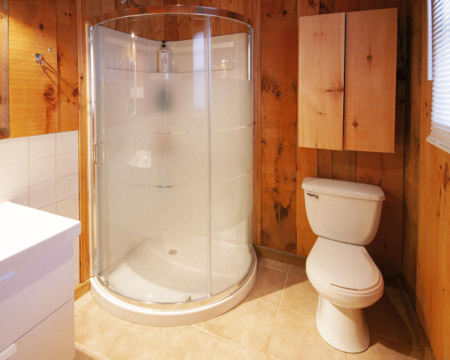 Bathroom, Chalet 8, Les Laurentides