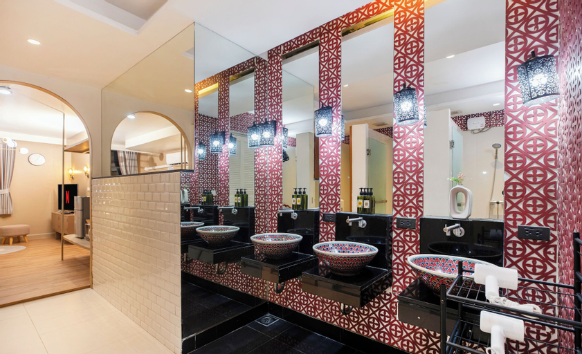 Bathroom 10