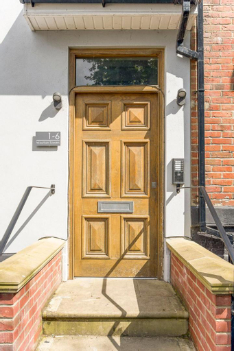 Exterior & Views 1, Spacious, newly renovated, three bedroom TOWN CENTRE duplex apartment with free parking, sleeps seve, Bournemouth