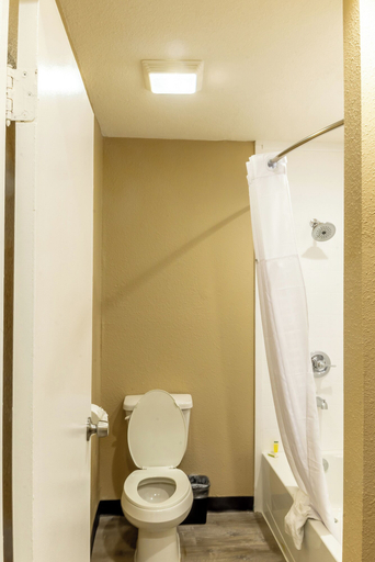 Bathroom 3, Super 8 by Wyndham Big Spring, Howard