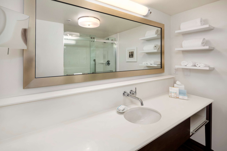 Bathroom 4, Hampton Inn & Suites Seattle-North/Lynnwood, Snohomish
