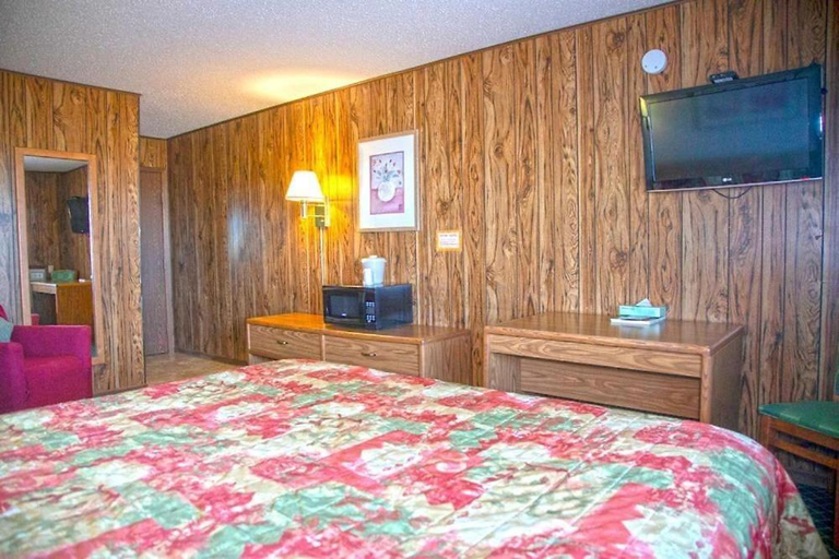 Others 5, ARTOS MOTEL, Wells