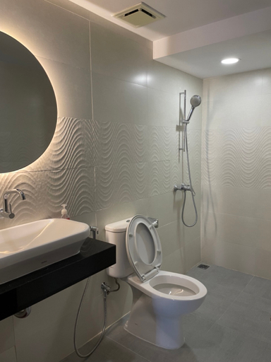 Bathroom 5, Staycation Cozy High Floor 3BR Apartment in Medan City Centre, Medan