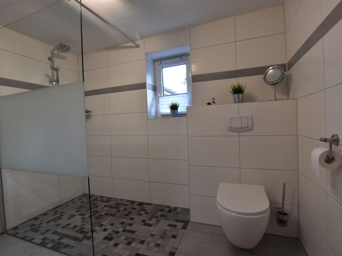 Bathroom 4, Charmante Ferienwohnung am Salzhaff Familienurlaub, Rostock