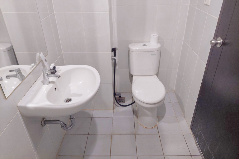 Bathroom 3, Comfy and Well Furnished Studio Casa de Parco Apartment By Travelio, Tangerang