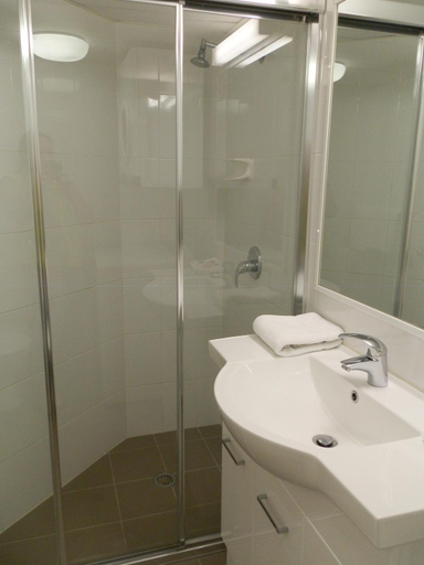 Bathroom 3, Chasely Apartment Hotel, Toowong
